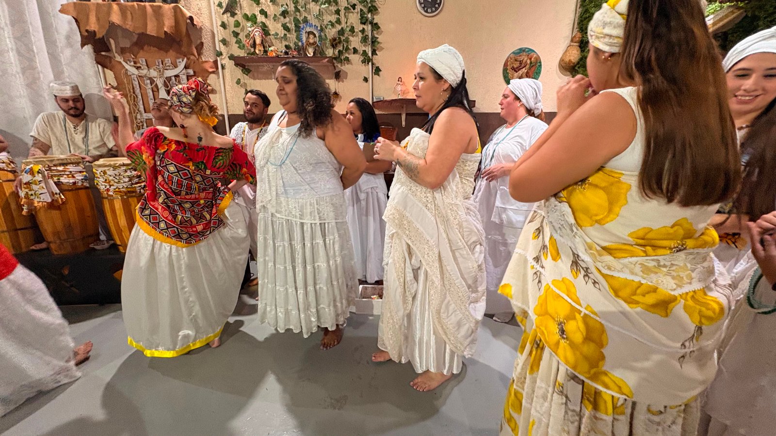 Comunidade reunida em celebração cultural